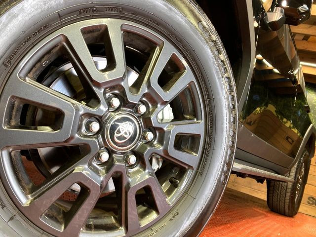 �y����18�C���`�A���~�z�C�[���z�O�ςɃ}�b�`���������A���~�z�C�[���𑕒����Ă���܂��B�e��ЊO�A���~�z�C�[����A�X�^�b�h���X�^�C�����戵�����Ă���܂��B���񂲑��k����������