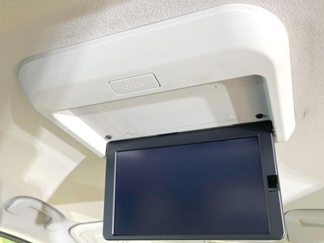 【フリップダウンモニター】大画面モニターで後席でもエンタメをお楽しみいただけます。小さなお子様にも大人気の装備です♪