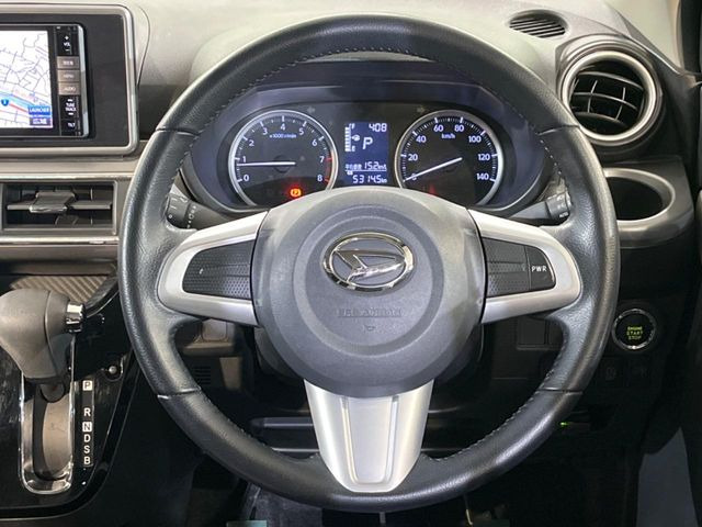 �C���e���A�ɍ��킹���f�U�C���̃X�e�A�����O�́A�^�]�������̂��Ƃ��l���A�^�]���₷���`��A�傫���ł��B�����x�A���ۂɐG���Ă��m���߂��������B