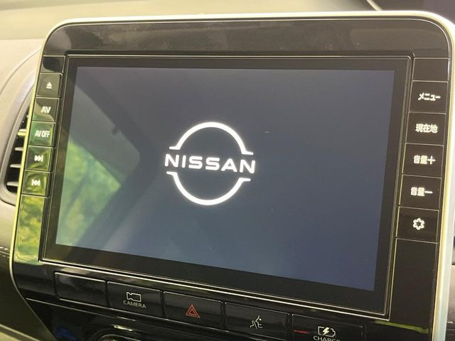 【メーカー純正10インチナビ】インテリアに溶け込むスタイリッシュな「専用設計」メーカーナビを装備♪視認性や操作性など基本性能にも優れ、より上質なカーライフをお楽しみいただけます。