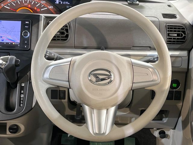 インテリアに合わせたデザインのステアリングは、運転される方のことも考え、運転しやすい形状、大きさです。是非一度、実際に触ってお確かめください。