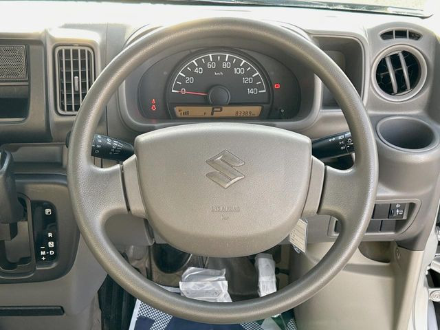 �C���e���A�ɍ��킹���f�U�C���̃X�e�A�����O�́A�^�]�������̂��Ƃ��l���A�^�]���₷���`��A�傫���ł��B�����x�A���ۂɐG���Ă��m���߂��������B