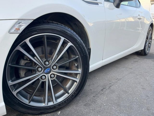 �y����17�C���`�A���~�z�C�[���z�O�ςɃ}�b�`���������A���~�z�C�[���𑕒����Ă���܂��B�e��ЊO�A���~�z�C�[����A�X�^�b�h���X�^�C�����戵�����Ă���܂��B���񂲑��k����������