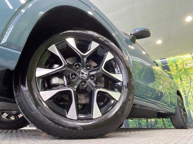 �y����18�C���`�A���~�z�C�[���z�O�ςɃ}�b�`���������A���~�z�C�[���𑕒����Ă���܂��B�e��ЊO�A���~�z�C�[����A�X�^�b�h���X�^�C�����戵�����Ă���܂��B���񂲑��k����������