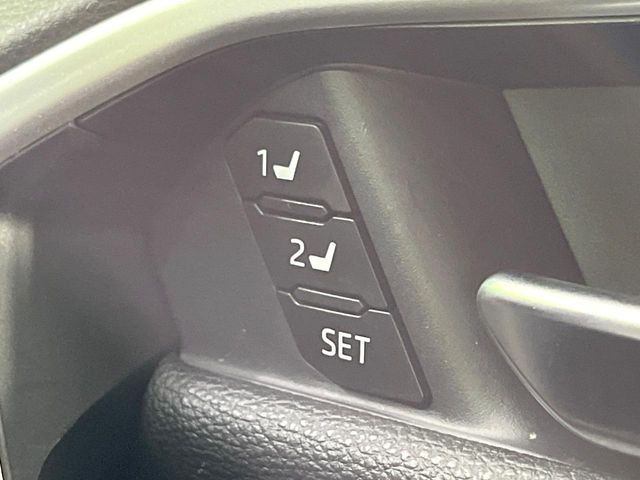 【メモリー機能付きパワーシート】ドライバーごとに設定したシート位置を記憶して、ボタン一つで切り替えできる便利な機能!運転する方が複数名いらっしゃるご家庭におすすめです♪