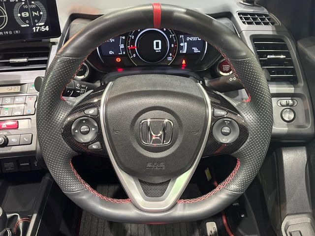 �y�����v�����X�e�A�����O�z�㎿�Ȋv���g�p���邱�ƂŁA��ɂ����������݂ƂĂ��^�]���₷���n���h���ł���