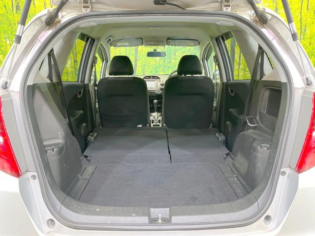 ���i�̂���������ʋ΁A���}���ɏ\���ȉ׎��X�y�[�X���m�ۂ��Ă���܂��B�Z�J���h�V�[�g��|���ƁA�傫�ȉו��̐ύڂ��\�ł���