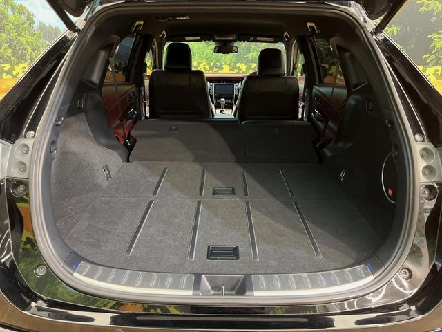 ���i�̂���������ʋ΁A���}���ɏ\���ȉ׎��X�y�[�X���m�ۂ��Ă���܂��B�Z�J���h�V�[�g��|���ƁA�傫�ȉו��̐ύڂ��\�ł���