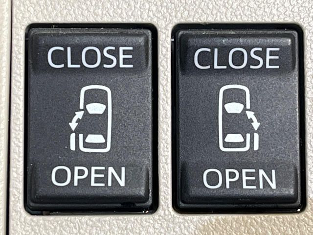 【両側パワースライドドア】スマートキーや運転席のスイッチで後席両側スライドドアの開閉が可能♪電動だから力を入れてドアを開ける必要が無く、小さなお子様でも簡単に開け閉めでき快適です♪