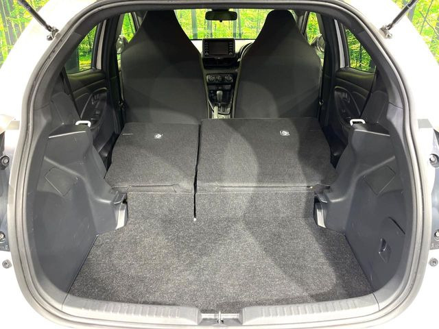 ���i�̂���������ʋ΁A���}���ɏ\���ȉ׎��X�y�[�X���m�ۂ��Ă���܂��B�Z�J���h�V�[�g��|���ƁA�傫�ȉו��̐ύڂ��\�ł���