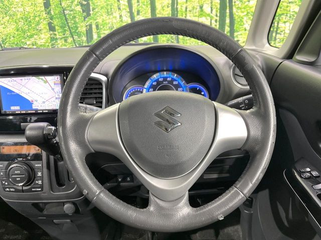 �C���e���A�ɍ��킹���f�U�C���̃X�e�A�����O�́A�^�]�������̂��Ƃ��l���A�^�]���₷���`��A�傫���ł��B�����x�A���ۂɐG���Ă��m���߂��������B