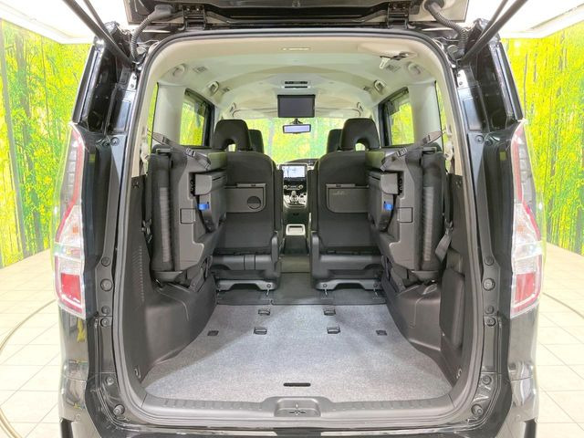 ラゲッジルームは、大容量のスペースを確保。普段のお買い物からレジャーまで、幅広く活躍してくれます!また、リアシートを倒すことでバリエーション豊かにお使いいただけます。