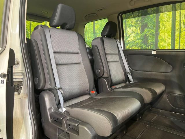 後部座席も気になるようなキズ・汚れやへたり等、大きなダメージはなく、良好な状態です。