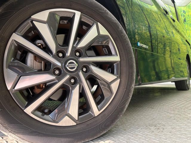 【純正16インチアルミホイール】外観にマッチした純正アルミホイールを装着しております。各種社外アルミホイールや、スタッドレスタイヤも取扱いしております。是非ご相談ください♪