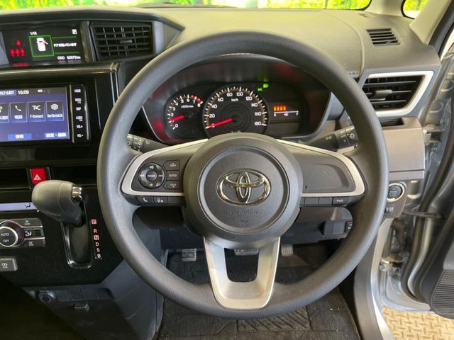 �C���e���A�ɍ��킹���f�U�C���̃X�e�A�����O�́A�^�]�������̂��Ƃ��l���A�^�]���₷���`��A�傫���ł��B�����x�A���ۂɐG���Ă��m���߂��������B