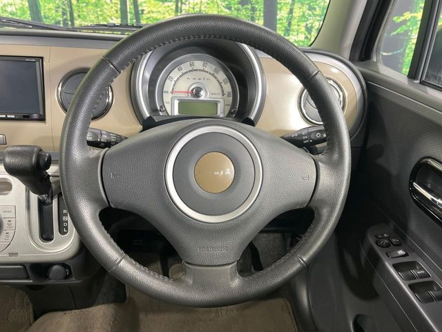 �C���e���A�ɍ��킹���f�U�C���̃X�e�A�����O�́A�^�]�������̂��Ƃ��l���A�^�]���₷���`��A�傫���ł��B�����x�A���ۂɐG���Ă��m���߂��������B