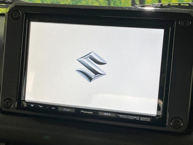 【大画面ナビ】人気の大型8インチナビを装備。存在感のある大画面はインパクト大!ナビ利用時のマップ表示は見やすく、テレビやDVDは臨場感がアップ!いつものドライブがグッと楽しくなります♪