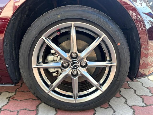 �y����16�C���`�A���~�z�C�[���z�O�ςɃ}�b�`���������A���~�z�C�[���𑕒����Ă���܂��B�e��ЊO�A���~�z�C�[����A�X�^�b�h���X�^�C�����戵�����Ă���܂��B���񂲑��k����������