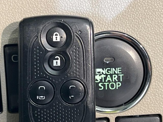 【キーフリーシステム】カバンやポケットに入れたままでもドアの施錠・解錠が可能なスマートキーを装備。エンジンのオン・オフ時もカギを取り出す必要が無いからとっても便利です♪