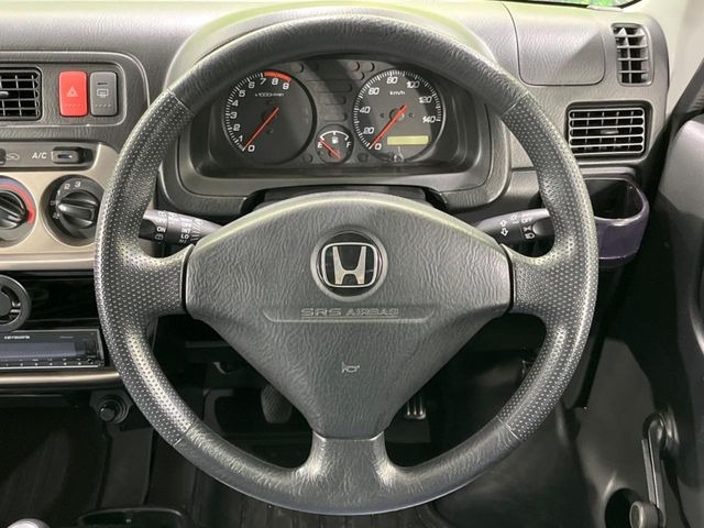 �C���e���A�ɍ��킹���f�U�C���̃X�e�A�����O�́A�^�]�������̂��Ƃ��l���A�^�]���₷���`��A�傫���ł��B�����x�A���ۂɐG���Ă��m���߂��������B