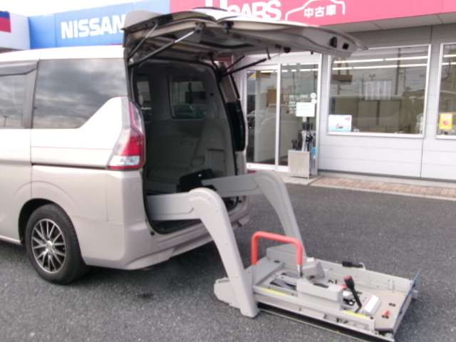 セレナ2.0 X チェアキャブ リフタータイプ