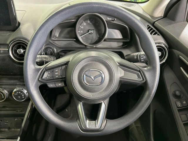 �C���e���A�ɍ��킹���f�U�C���̃X�e�A�����O�́A�^�]�������̂��Ƃ��l���A�^�]���₷���`��A�傫���ł��B�����x�A���ۂɐG���Ă��m���߂��������B