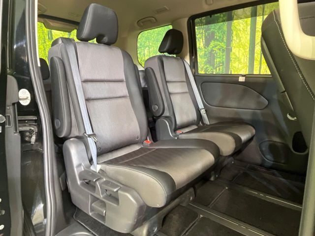 後部座席も気になるようなキズ・汚れやへたり等、大きなダメージはなく、良好な状態です。