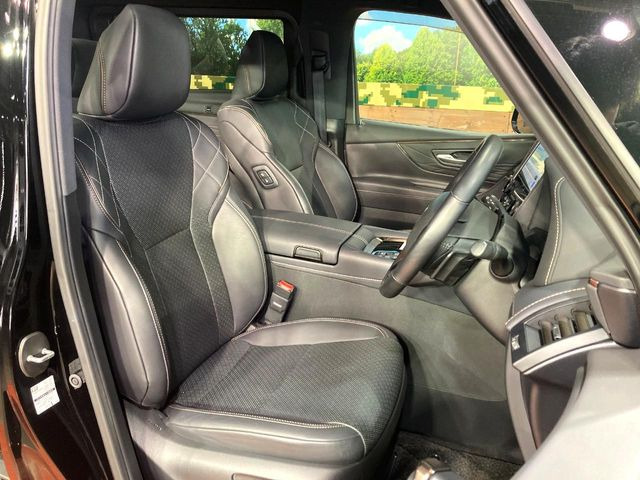 運転席シート廻りは使用感も少なく、良好な状態となっています。前オーナー様が丁寧に使っていたことがよくわかりますね。