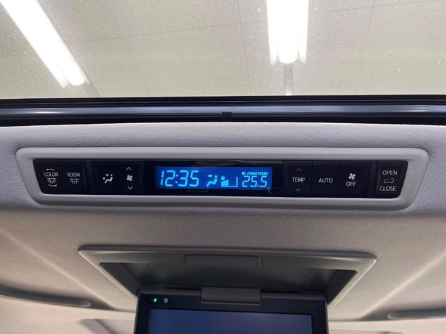 【リアオートエアコン】広い後部座席には必須の機能!風量や温度を自動で調整し前席と同様な車内環境にしてくれるリアオートエアコンを装備。夏の暑さも冬の寒さもストレスなく快適にお過ごしいただけます♪