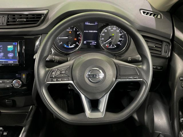 �C���e���A�ɍ��킹���f�U�C���̃X�e�A�����O�́A�^�]�������̂��Ƃ��l���A�^�]���₷���`��A�傫���ł��B�����x�A���ۂɐG���Ă��m���߂��������B