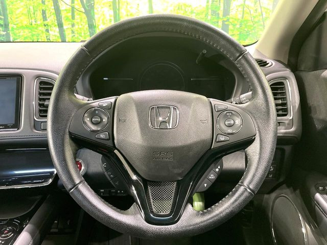 �C���e���A�ɍ��킹���f�U�C���̃X�e�A�����O�́A�^�]�������̂��Ƃ��l���A�^�]���₷���`��A�傫���ł��B�����x�A���ۂɐG���Ă��m���߂��������B