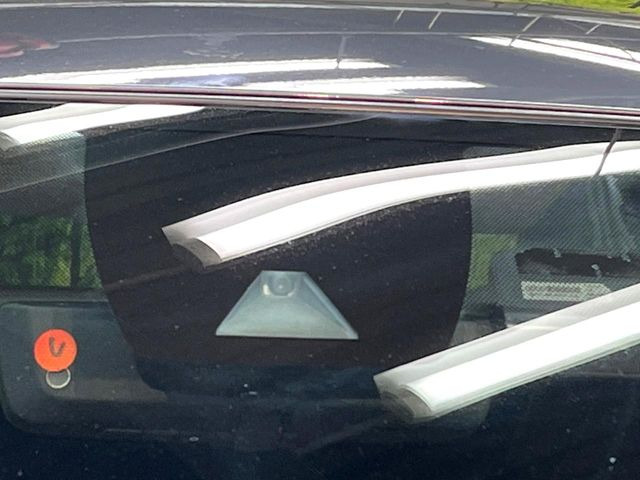 【トヨタセーフティセンス】走行中に前方の車両等を認識し、衝突しそうな時は警報とブレーキで衝突回避と被害軽減をアシスト。より安全にドライブをお楽しみいただけます。