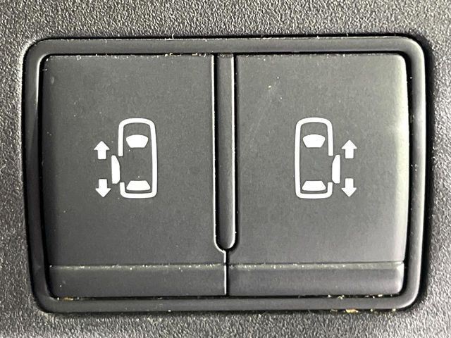 【ハンズフリー機能付き両側パワースライドドア】スライドドアの下に足先を入れてすぐ引くと、自動的にスライドドアが開閉します!荷物で両手がふさがった状態でも、ドアの開閉ができてとっても便利!