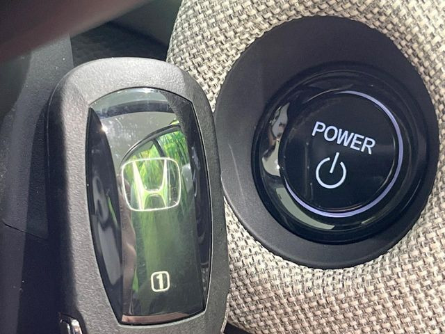 �yHonda�X�}�[�g�L�[�z�J�o����|�P�b�g�ɓ��ꂽ�܂܂ł��h�A�̎{���E�������\�ȃX�}�[�g�L�[�𑕔��B�G���W���̃I���E�I�t�����J�M�����o���K�v����������Ƃ��Ă��֗��ł���