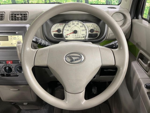 �C���e���A�ɍ��킹���f�U�C���̃X�e�A�����O�́A�^�]�������̂��Ƃ��l���A�^�]���₷���`��A�傫���ł��B�����x�A���ۂɐG���Ă��m���߂��������B