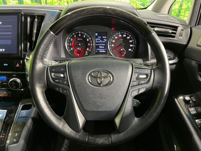 【ウッドコンビステアリング】高級感ある木目調パーツを採用した手に良く馴染むコンビハンドル。運転席廻りの雰囲気も一気に豪華になります!