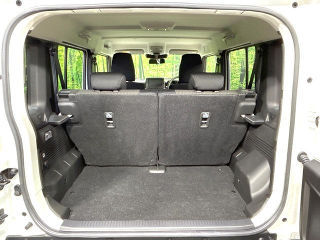 ���i�̂���������ʋ΁A���}���ɏ\���ȉ׎��X�y�[�X���m�ۂ��Ă���܂��B�Z�J���h�V�[�g��|���ƁA�傫�ȉו��̐ύڂ��\�ł���