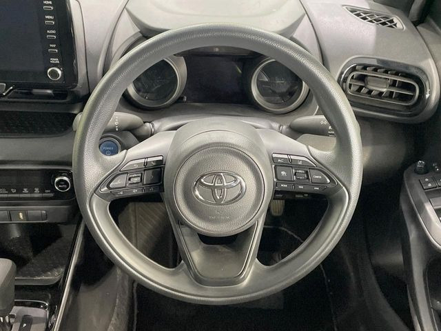 �C���e���A�ɍ��킹���f�U�C���̃X�e�A�����O�́A�^�]�������̂��Ƃ��l���A�^�]���₷���`��A�傫���ł��B�����x�A���ۂɐG���Ă��m���߂��������B