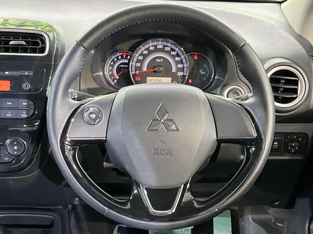 �C���e���A�ɍ��킹���f�U�C���̃X�e�A�����O�́A�^�]�������̂��Ƃ��l���A�^�]���₷���`��A�傫���ł��B�����x�A���ۂɐG���Ă��m���߂��������B