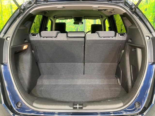 ���i�̂���������ʋ΁A���}���ɏ\���ȉ׎��X�y�[�X���m�ۂ��Ă���܂��B�Z�J���h�V�[�g��|���ƁA�傫�ȉו��̐ύڂ��\�ł���