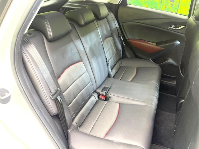 後部座席も気になるようなキズ・汚れやへたり等、大きなダメージはなく、良好な状態です。