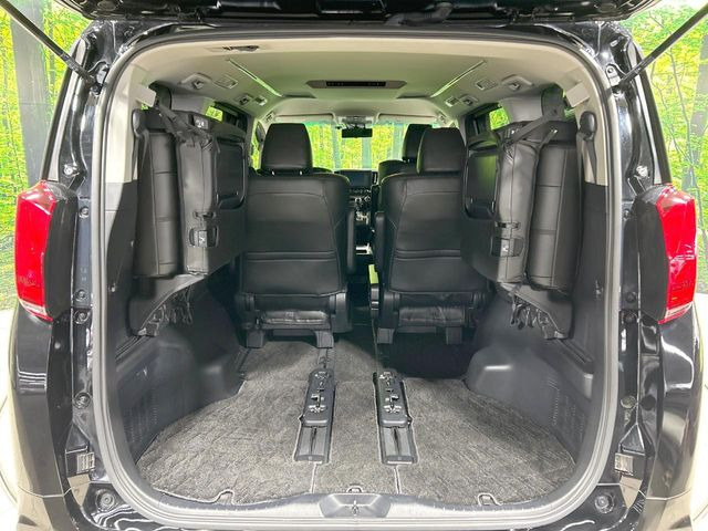 後席を格納すると、これだけの広さが!シーンに合わせたシートアレンジで、大きな荷物も積むことが出来ます♪