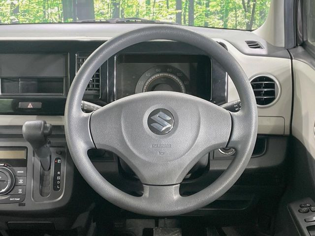 �C���e���A�ɍ��킹���f�U�C���̃X�e�A�����O�́A�^�]�������̂��Ƃ��l���A�^�]���₷���`��A�傫���ł��B�����x�A���ۂɐG���Ă��m���߂��������B