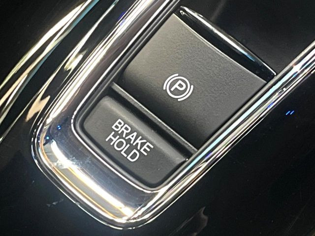 �y�I�[�g�u���[�L�z�[���h�z�M���҂���a�؂Œ�Ԏ��Ƀu���[�L���瑫�𗣂��Ă��A��~��Ԃ�ێ����Ă���܂��B�O�i����Ƃ��̓A�N�Z���𓥂߂Ύ����ŉ��������̂ň��S��X���^�]���y�ɂȂ�܂���