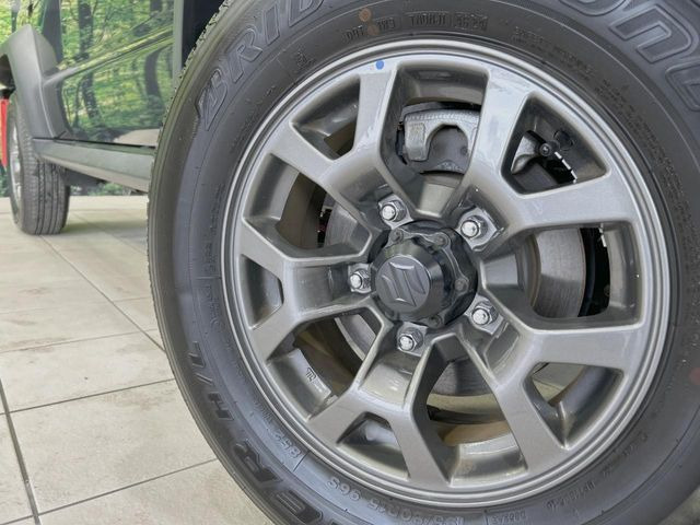 �y����15�C���`�A���~�z�C�[���z�O�ςɃ}�b�`���������A���~�z�C�[���𑕒����Ă���܂��B�e��ЊO�A���~�z�C�[����A�X�^�b�h���X�^�C�����戵�����Ă���܂��B���񂲑��k����������