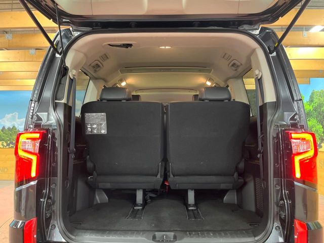 ���i�̂���������ʋ΁A���}���ɏ\���ȉ׎��X�y�[�X���m�ۂ��Ă���܂��B�Z�J���h�V�[�g��|���ƁA�傫�ȉו��̐ύڂ��\�ł���