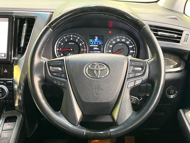 【ウッドコンビステアリング】高級感ある木目調パーツを採用した手に良く馴染むコンビハンドル。運転席廻りの雰囲気も一気に豪華になります!