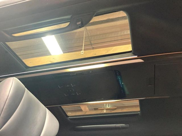 【左右独立ムーンルーフ】2列目左右席にそれぞれ配置されたガラスルーフ!日差しに合わせて片側だけシェードを閉めることも可能です!