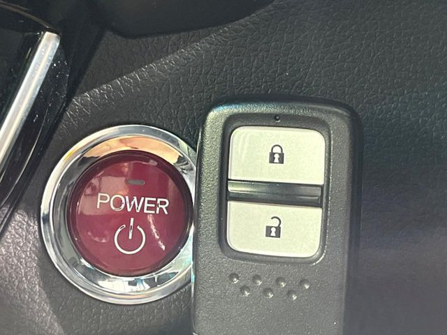 【Hondaスマートキー】カバンやポケットに入れたままでもドアの施錠・解錠が可能なスマートキーを装備。エンジンのオン・オフ時もカギを取り出す必要が無いからとっても便利です♪