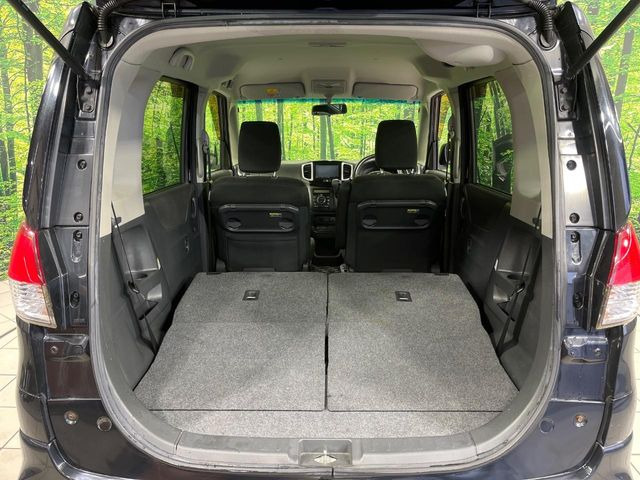 ���i�̂���������ʋ΁A���}���ɏ\���ȉ׎��X�y�[�X���m�ۂ��Ă���܂��B�Z�J���h�V�[�g��|���ƁA�傫�ȉו��̐ύڂ��\�ł���